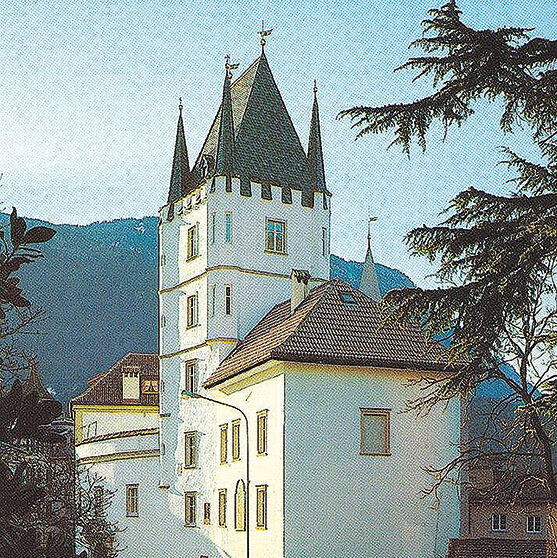 Schwarzes Kreuz und weißer Mantel